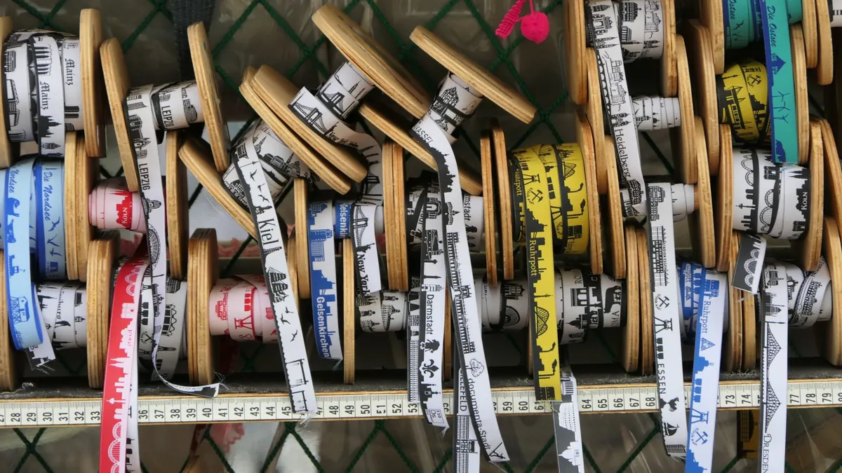 Bias Tape vs. Ribbon vs. String: Choosing the Best Bunting Binding